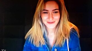 Rubia chats on webcam with blonde vibes