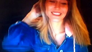 Rubia chats on webcam with blonde vibes