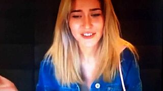 Rubia chats on webcam with blonde vibes