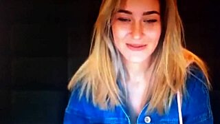 Rubia chats on webcam with blonde vibes