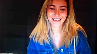 Rubia chats on webcam with blonde vibes