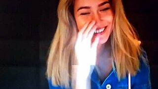 Rubia chats on webcam with blonde vibes