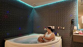 Toda Molhada Na Hidro Me Divertindo Com O Amigo Do Meu Marido Corno Enquanto Ele Trabalhava Em Casa