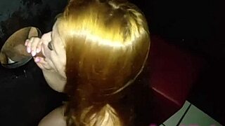 Dei e chupei gostoso o pau de um estranho no gloryhole enquanto meu namorado corno filmava tudo!