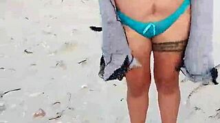 Exhibiendome en playa mexicana muestro las tetas y el culo