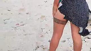 Exhibiendome en playa mexicana muestro las tetas y el culo