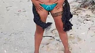 Exhibiendome en playa mexicana muestro las tetas y el culo