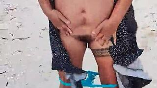 Exhibiendome en playa mexicana muestro las tetas y el culo