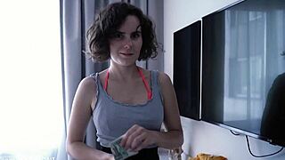 House cleaning lady offers blowjob for extra cash 😜