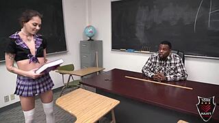 Kasie Castle salope skater prend la grosse bite de Major