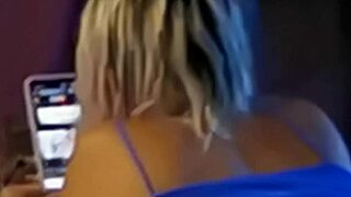 Espiando A Mi Hermanastra Me Deja La Verga Muy Dura!