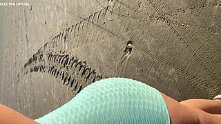 encontrei essa gostosa e chamei ela pra ir no banheiro comigo ela é muito safada, chupando e fodendo no toilet público