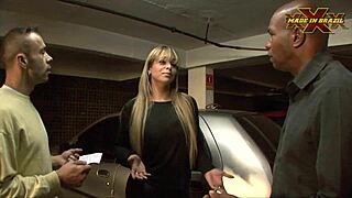 Manobrista meteu a piroca na loira na frente do corno manso