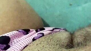 POV NOVINHA TOCANDO SUA BUCETA GRANDE E CARNUDA COM SHORTINHO DA MINNIE GEME GOSTOSO ENQUANTO SE DEDA