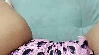 POV NOVINHA TOCANDO SUA BUCETA GRANDE E CARNUDA COM SHORTINHO DA MINNIE GEME GOSTOSO ENQUANTO SE DEDA