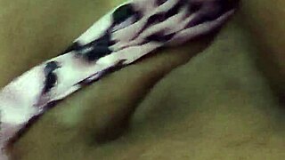 POV NOVINHA TOCANDO SUA BUCETA GRANDE E CARNUDA COM SHORTINHO DA MINNIE GEME GOSTOSO ENQUANTO SE DEDA