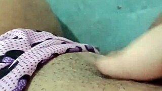 POV NOVINHA TOCANDO SUA BUCETA GRANDE E CARNUDA COM SHORTINHO DA MINNIE GEME GOSTOSO ENQUANTO SE DEDA