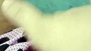 POV NOVINHA TOCANDO SUA BUCETA GRANDE E CARNUDA COM SHORTINHO DA MINNIE GEME GOSTOSO ENQUANTO SE DEDA