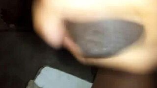 mulher casada infiel pega chupando quando esta sozinha em casa