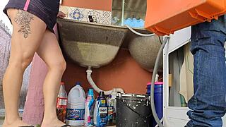 dona de casa casada paga técnico de máquina de lavar com a bunda enquanto marido esta fora