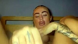 Tattooed goth slut fingers herself raw