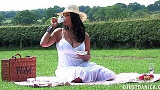 Donna Ambrose enjoys picnic orgasm with pussy wank