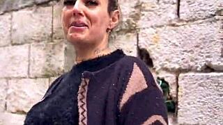 Patricinha da buceta rosa subindo o morro louca de tesão pra dar a bucetinha 😈