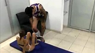 encuentro a mi hermanastra haciendo ejercicio no me resisto y caigo en la tentacion de acariciarla historia completa 😏