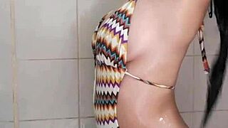 Esta chica no consiguió quien la follara miren lo que hace para saciar sus ganas