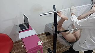 novinha sendo examinada pelo ginecologista safado