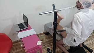 novinha sendo examinada pelo ginecologista safado
