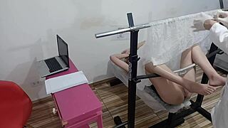 novinha sendo examinada pelo ginecologista safado