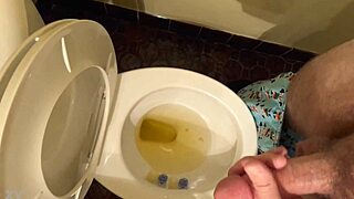 i'm masturbating my big dikc monster cock