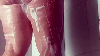 encuentro en la ducha con la mama de mi amigo