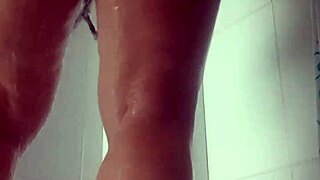 encuentro en la ducha con la mama de mi amigo