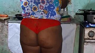 crente safada na cozinha