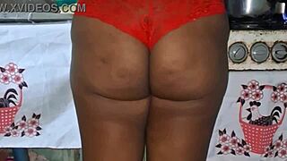 crente safada na cozinha