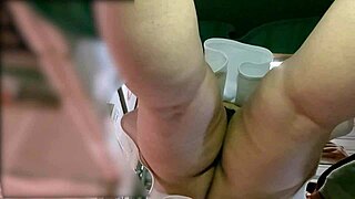 mi amiga se descuida y veo sus nalgotas desde otro ángulo 😏