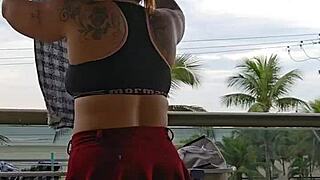 Mostrando os fundos na sacada