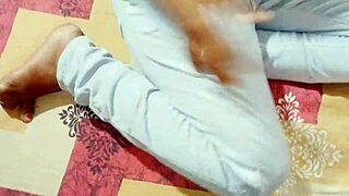 妮哈婆婆与男友在硬核印度场景中忍受极端痛苦的肛交