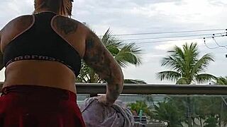 Mostrando os fundos na sacada