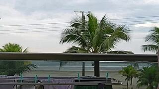 Mostrando os fundos na sacada