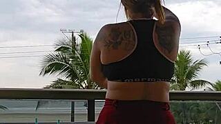 Mostrando os fundos na sacada