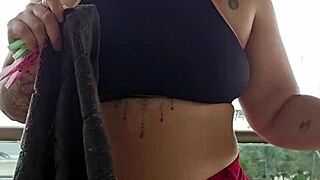 Mostrando os fundos na sacada