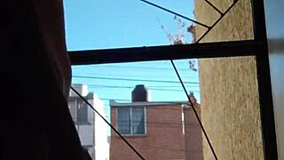 practicando nudismo en lugares publicos al aire libre