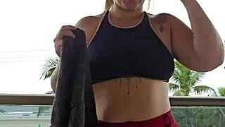 Mostrando os fundos na sacada