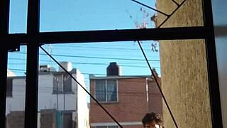 practicando nudismo en lugares publicos al aire libre