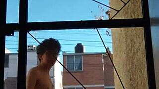 practicando nudismo en lugares publicos al aire libre