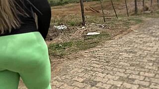 fui a pasear con la madre de mi amigo y no pude dejar de mirar su enorme y hermoso culo en yoga pants