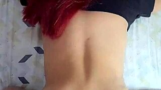 Latina Hermosa Peli Roja Sacudiendo Su Gran Culo En Cuatro